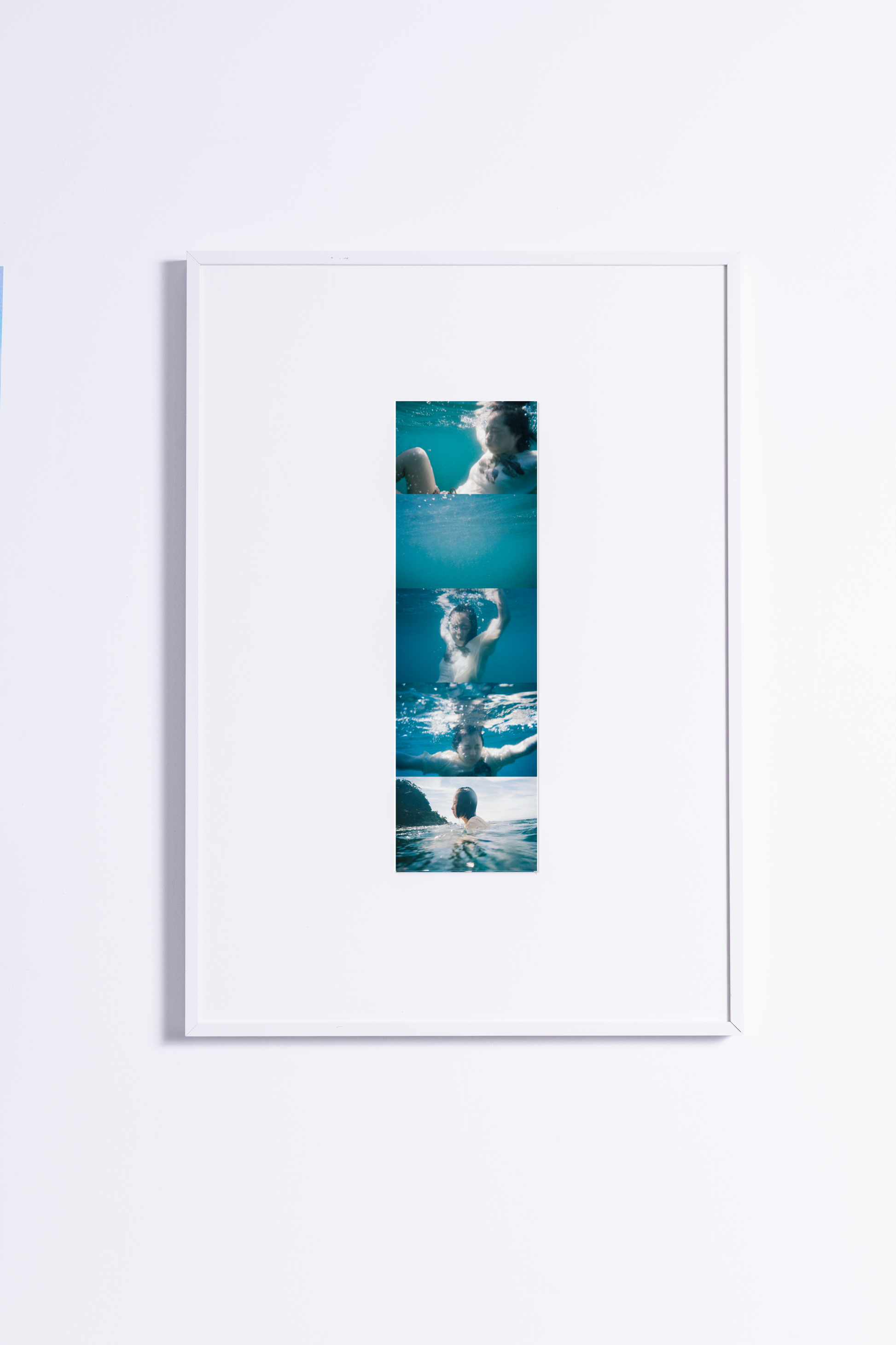 岡奈なな子 直筆サイン入り展示作品2（A2・額入り）