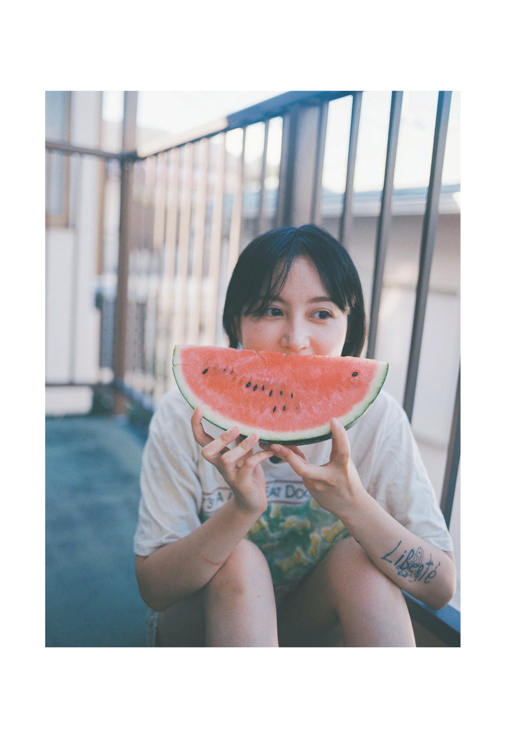 【先行販売】岡奈なな子1st写真集「ごきげんな生活」